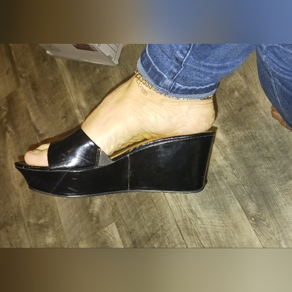 Womans size 7 patent leather wedge sandles - Picture 5 of 10